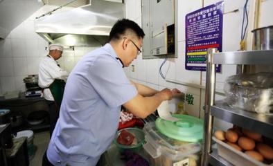 玉泉區食藥局壓實小餐飲“四化”監管 全面提升餐飲管理水平